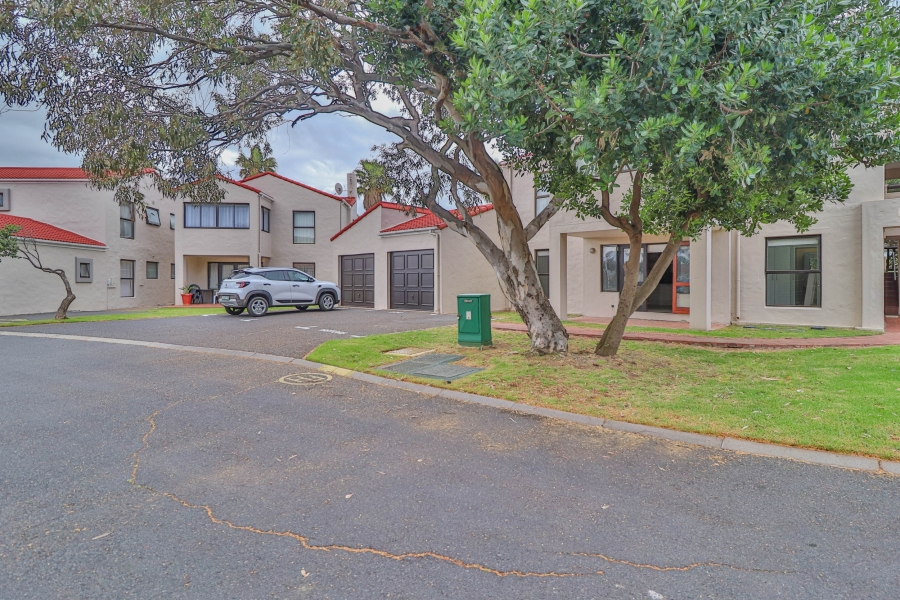 To Let 3 Bedroom Property for Rent in Greenways Golf Estate Western Cape